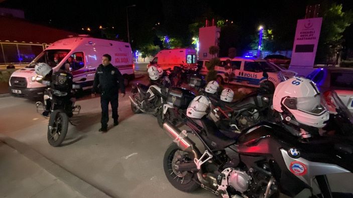 Kocaeli'de 'Polis aracı çıkabilir' tabelasının altında otomobil ile motosikletli polis kaza yaptı
