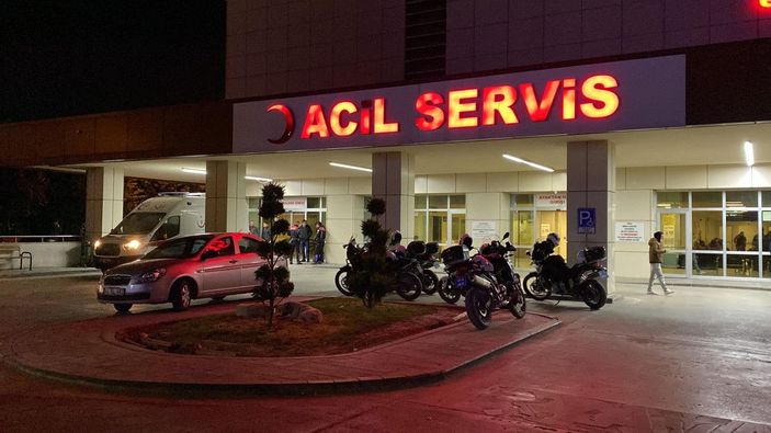Kocaeli'de 'Polis aracı çıkabilir' tabelasının altında otomobil ile motosikletli polis kaza yaptı