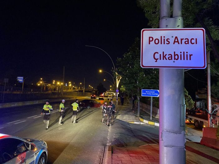 Kocaeli'de 'Polis aracı çıkabilir' tabelasının altında otomobil ile motosikletli polis kaza yaptı