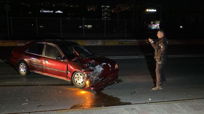 Kocaeli'de 'Polis aracı çıkabilir' tabelasının altında otomobil ile motosikletli polis kaza yaptı