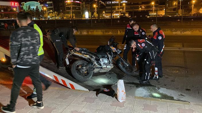 Kocaeli'de 'Polis aracı çıkabilir' tabelasının altında otomobil ile motosikletli polis kaza yaptı