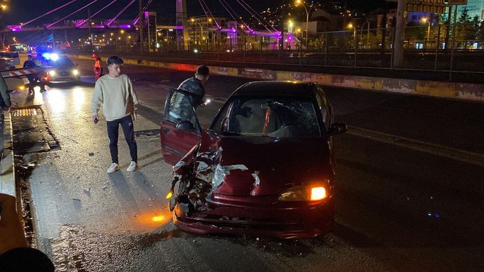 Kocaeli'de 'Polis aracı çıkabilir' tabelasının altında otomobil ile motosikletli polis kaza yaptı