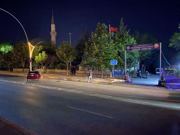 Kocaeli'de 'Polis aracı çıkabilir' tabelasının altında otomobil ile motosikletli polis kaza yaptı