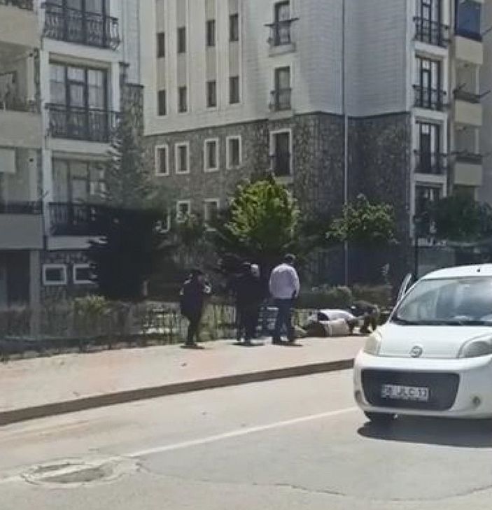 d Tekme ve yumruklu 'yol verme kavgası' kamerada -7