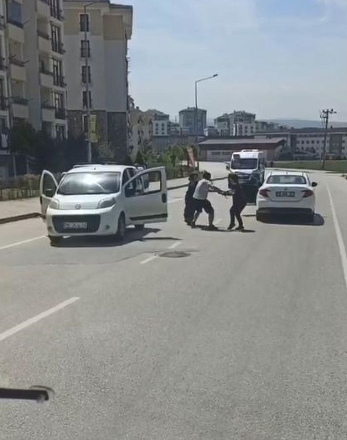 Tekme ve yumruklu 'yol verme kavgası' kamerada -1