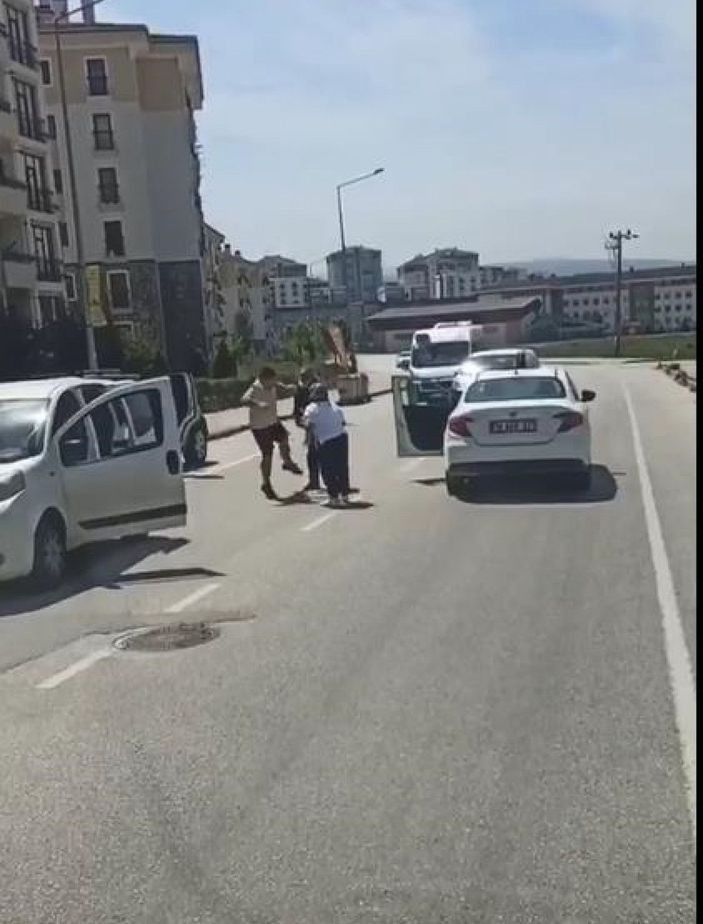 Tekme ve yumruklu 'yol verme kavgası' kamerada -3