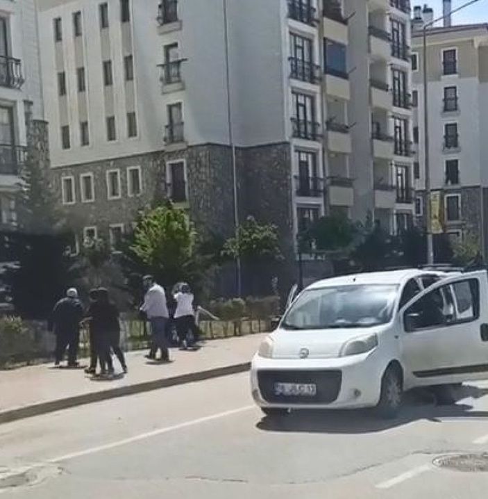 Tekme ve yumruklu 'yol verme kavgası' kamerada -4