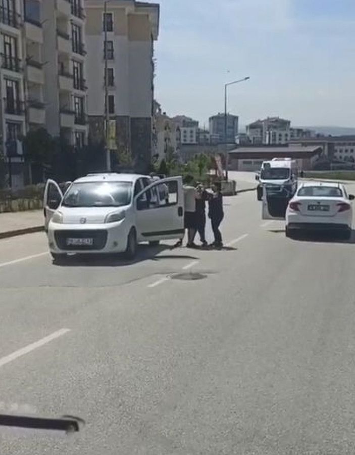 Tekme ve yumruklu 'yol verme kavgası' kamerada -5