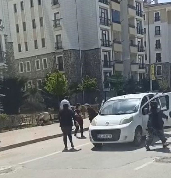 Tekme ve yumruklu 'yol verme kavgası' kamerada -6