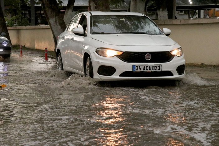 Edirne'de sağanak yağış, sürücülere ve yayalara zor anlar yaşattı -7