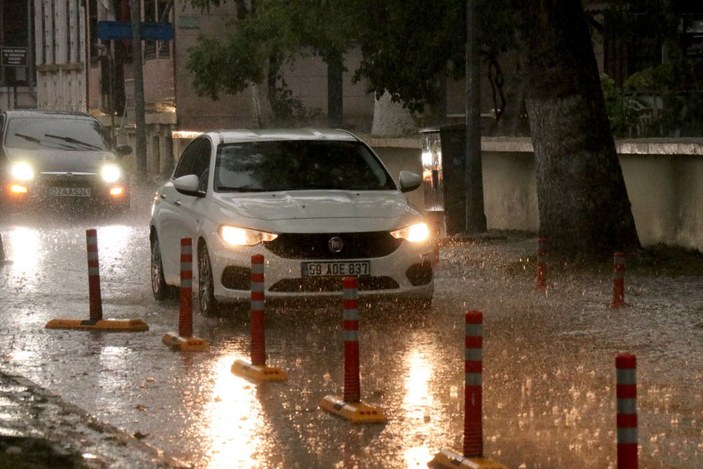 Edirne'de sağanak yağış, sürücülere ve yayalara zor anlar yaşattı -3