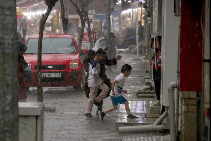 Edirne'de sağanak yağış, sürücülere ve yayalara zor anlar yaşattı -5
