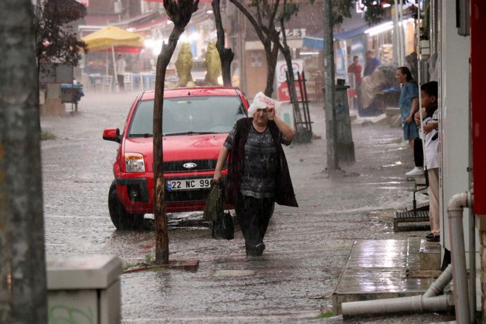 Edirne'de sağanak yağış, sürücülere ve yayalara zor anlar yaşattı -1