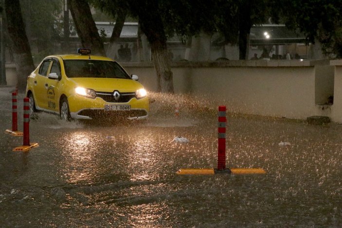 Edirne'de sağanak yağış, sürücülere ve yayalara zor anlar yaşattı -6