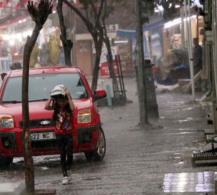 Edirne'de sağanak yağış, sürücülere ve yayalara zor anlar yaşattı -4