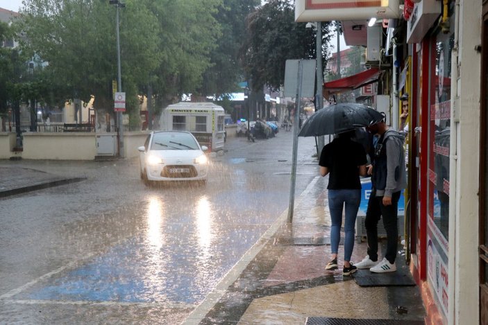 Edirne'de sağanak yağış, sürücülere ve yayalara zor anlar yaşattı -8