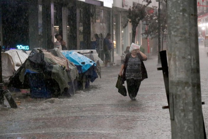Edirne'de sağanak yağış, sürücülere ve yayalara zor anlar yaşattı -2