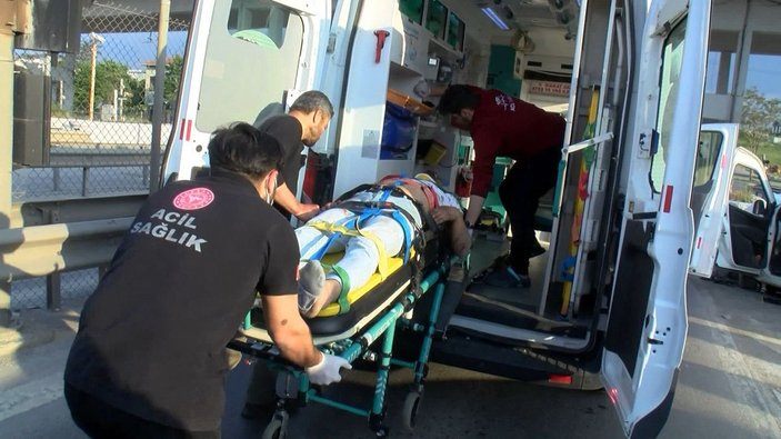 Kartal'da kararsız sürücü, gişelerin beton bariyerlerine çarptı:2 yaralı  -5