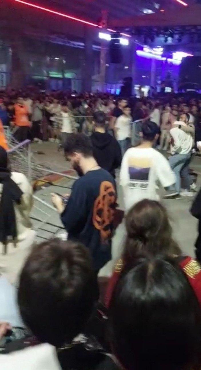 Sultangazi'de İrem Derici konserinde kavga çıktı, konser yarıda kaldı -3