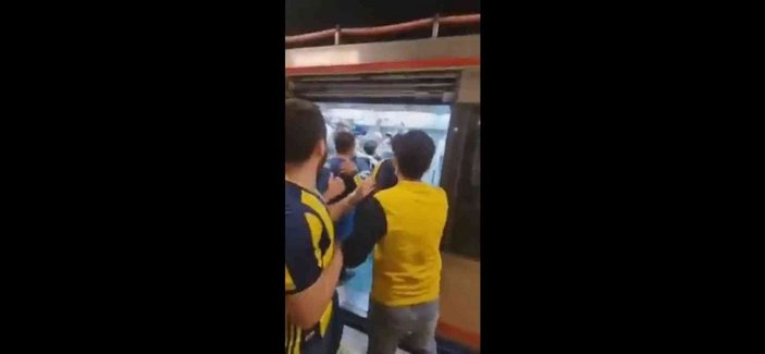 Fenerbahçe ve Trabzonspor taraftarları Marmaray'da kavga etti