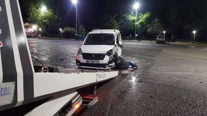 Manisa'da alkollü sürücü, aracıyla akaryakıt istasyonu girişine çarptı