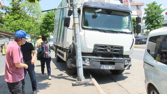 Kadıköy'de kamyon 3 otomobile çarparak durabildi -4