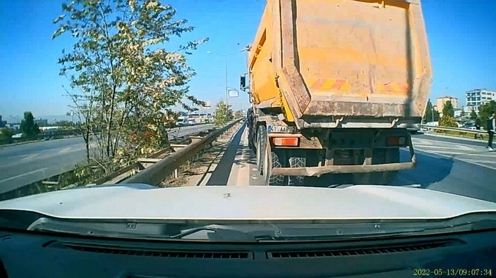  Pendik'te hafriyat kamyonunun korkutan manevrası -8