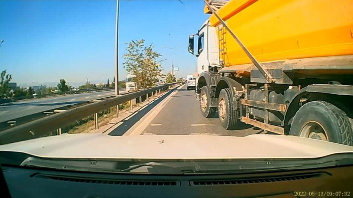  Pendik'te hafriyat kamyonunun korkutan manevrası -5