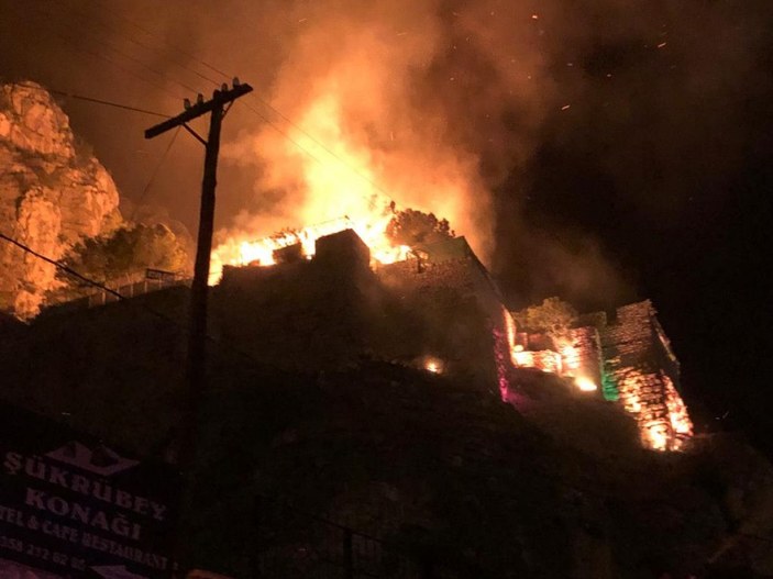 Amasya'da Kızlar Sarayı'nda tarihi kafeterya yandı, 3 binada hasar oluştu -1