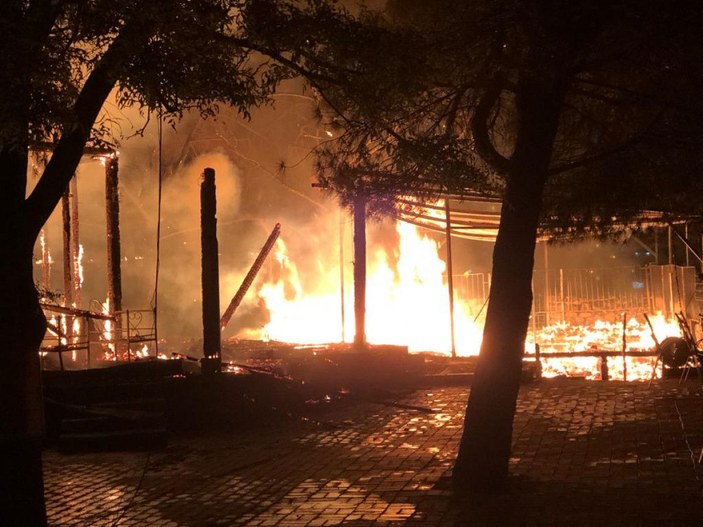 Amasya'da Kızlar Sarayı'nda tarihi kafeterya yandı, 3 binada hasar oluştu -3