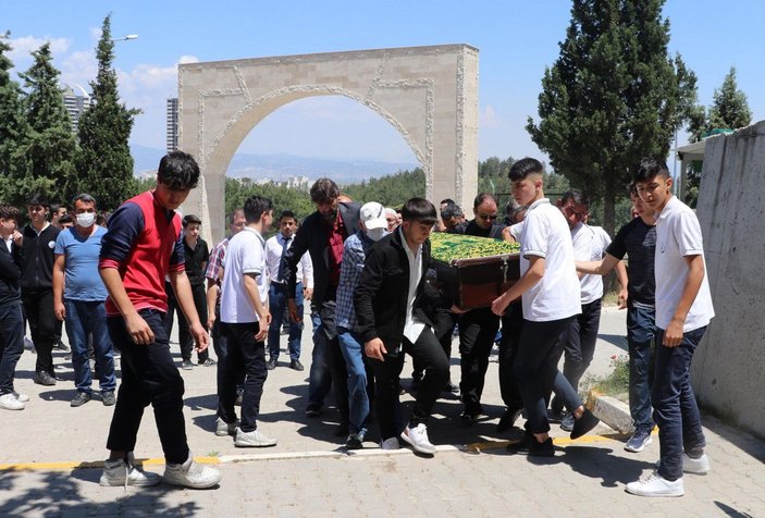 Bisikletine otomobil çarpmasıyla ölen yüzücü Batuhan, madalyalarıyla uğurlandı -5