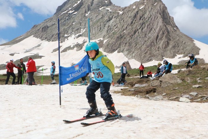 Hakkari'de mayıs ayında kayak yarışması -4
