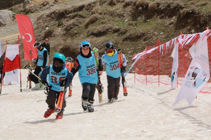 Hakkari'de mayıs ayında kayak yarışması -9