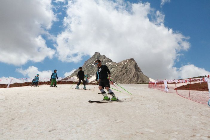 Hakkari'de mayıs ayında kayak yarışması -1