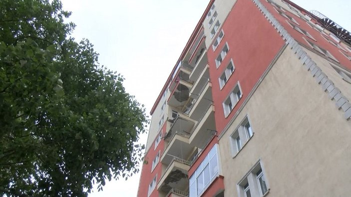 Beylikdüzü'nde 10 katlı apartmanın 2 balkonu çöktü; çökme anı güvenlik kamerasında -6
