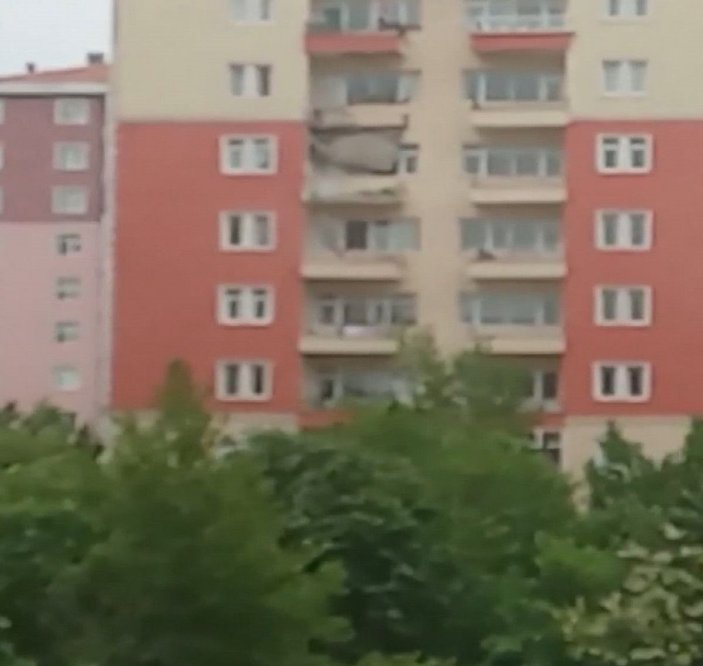 Beylikdüzü'nde 10 katlı apartmanın 2 balkonu çöktü; çökme anı güvenlik kamerasında -3
