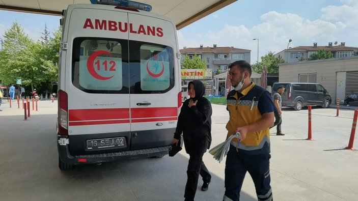 Bursa'da rüzgarda okul girişindeki ağaç devrildi, 1 kadın yaralandı -10