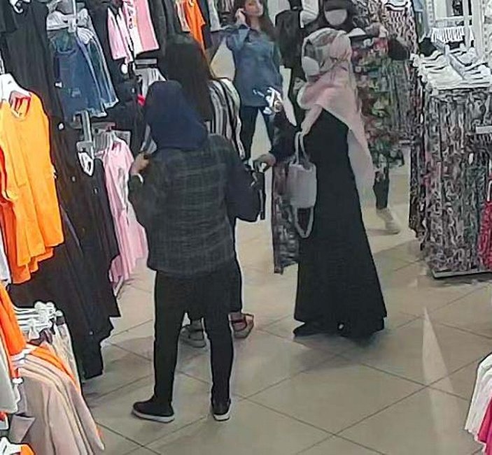 Mağazadaki kadının çantasındaki cüzdanın çalınması kamerada -1