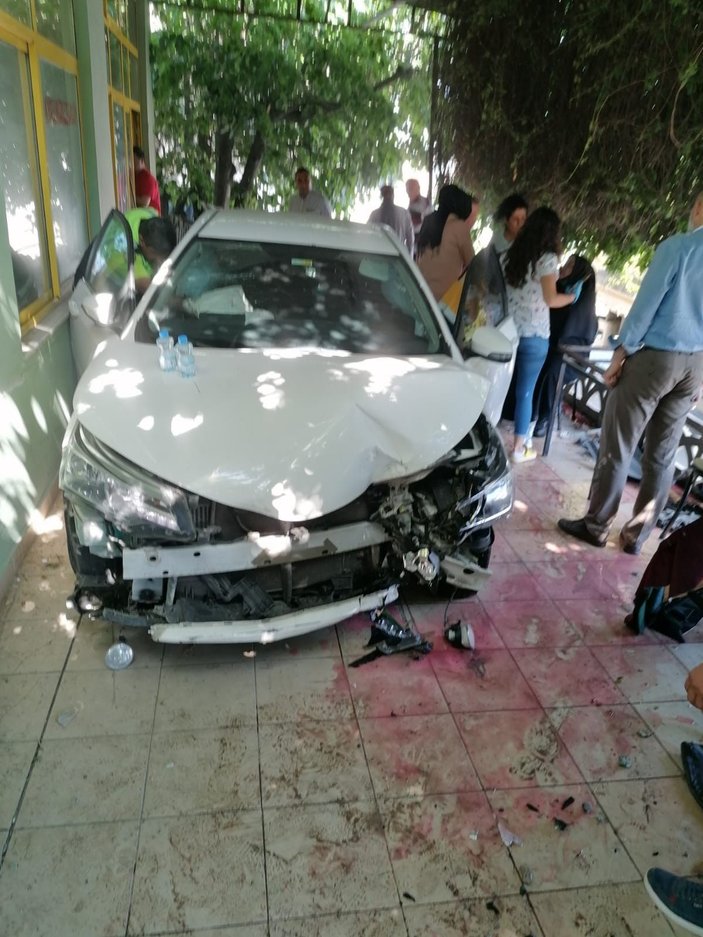 Otomobil, kahvehanenin bahçesinde oturanlara çarptı: 2 yaralı -1