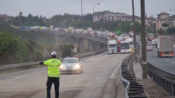 TEM'e mazot döküldü, yol 1 saat trafiğe kapandı -6