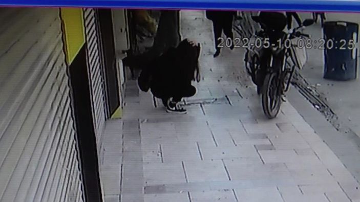 Kaldırımda yürürken başına inşaattan cisim düşen genç kız yaralandı -1