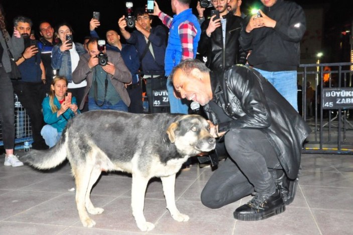 Haluk Levent, sokak köpeğiyle yere uzanarak seslendirdiği şarkılarla hayranlarını coşturdu -8