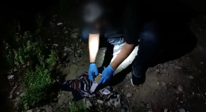 Baba-oğul, polisi görünce çoraplara sakladığı uyuşturucuları bahçeye attı -4