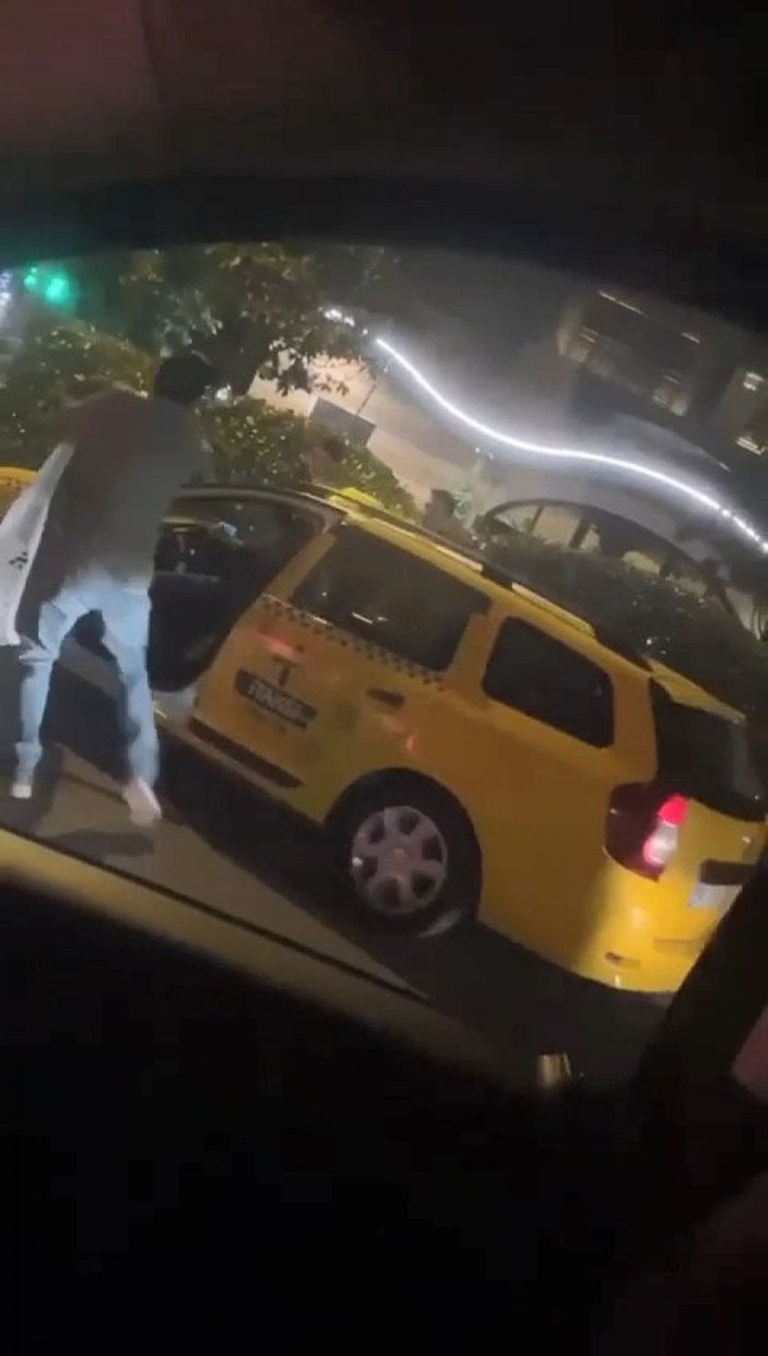 Beyoğlu'nda taksi şoförleriyle yolcuların kavgası -5