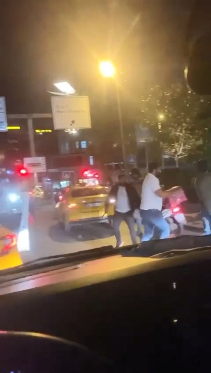 Beyoğlu'nda taksi şoförleriyle yolcuların kavgası -2