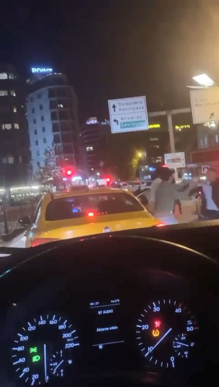 Beyoğlu'nda taksi şoförleriyle yolcuların kavgası -1