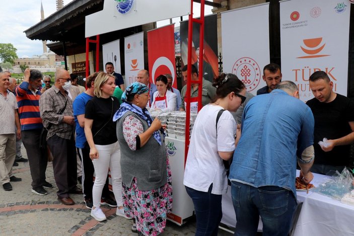 Edirne'de dağıtılan 300 kilo ciğer, 10 dakikada tükendi -2