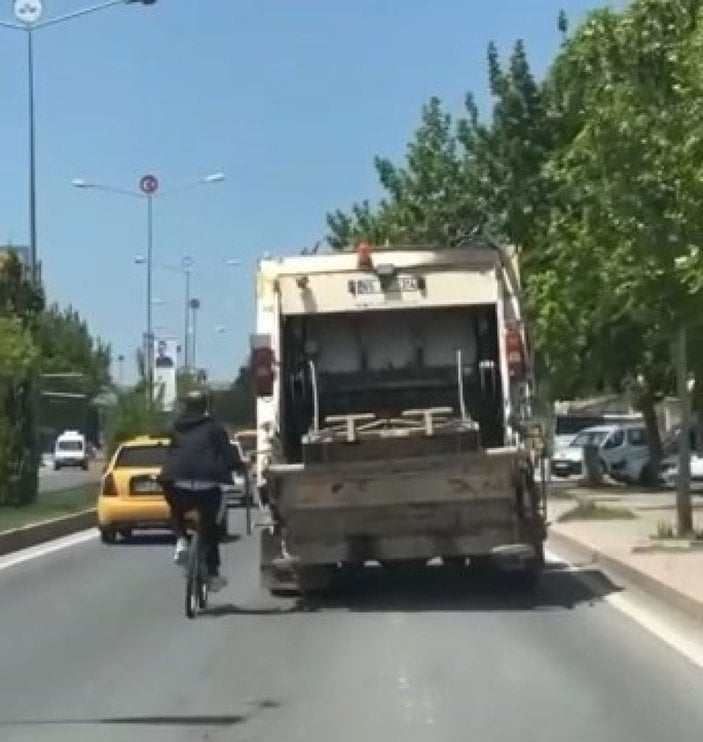 Elazığ'da bisikletlinin tehlikeli yolcuğu