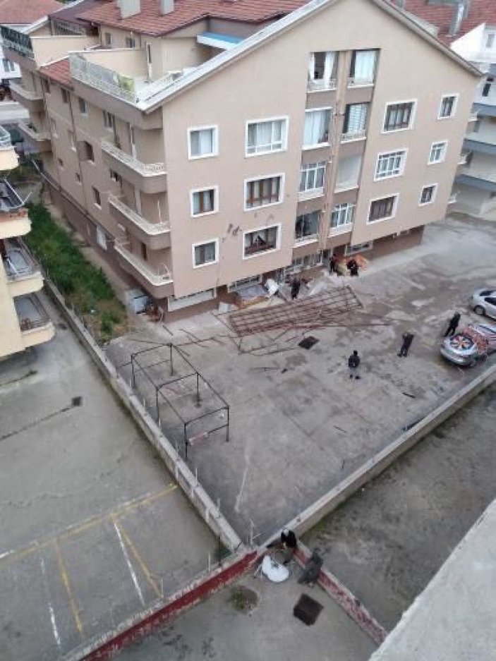 Ankara'da kuvvetli rüzgardan dolayı çatılar uçtu, ağaçlar devrildi -9