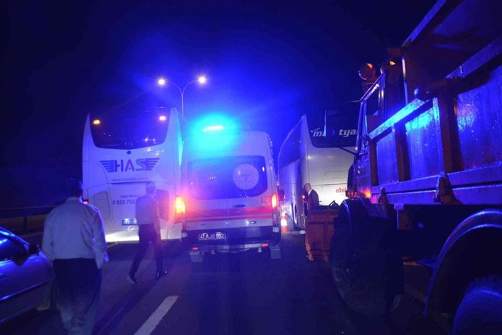 Kocaeli'de bir minibüs ve iki yolcu otobüsü kazaya karıştı: 4 yaralı